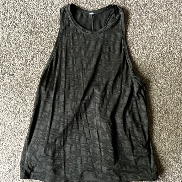 lululemon athletica Tops - Lululemon tie back tank top. Womens size 8. Dark green camo.